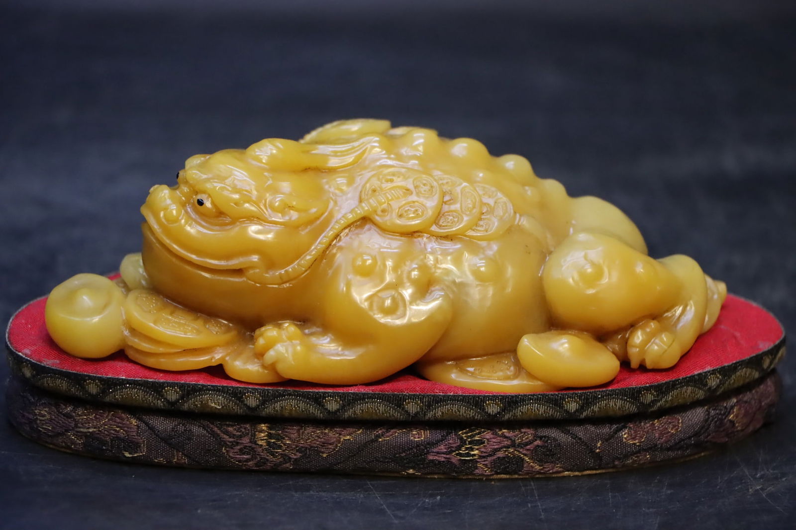 A beautiful Tian Jinhuang trinket: Exquisite Tian Jinjin toad ornaments Size:16x9.5x4.8cm W:695g (The Dimensions Of All Batches Are Manually Measured.If You Need More Detailed Information, Please Contact Our