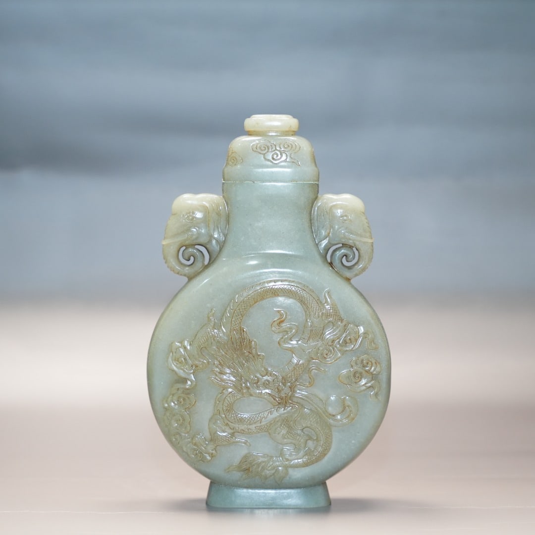 A Qing Dynasty Hetian jade dragon pattern amphora: Qing Dynasty Hetian jade dragon pattern amphora Size:L:12.2cm W:4.0cm H:20cm W:705g (The Dimensions Of All Batches Are Manually Measured.If You Need More Detailed Information,