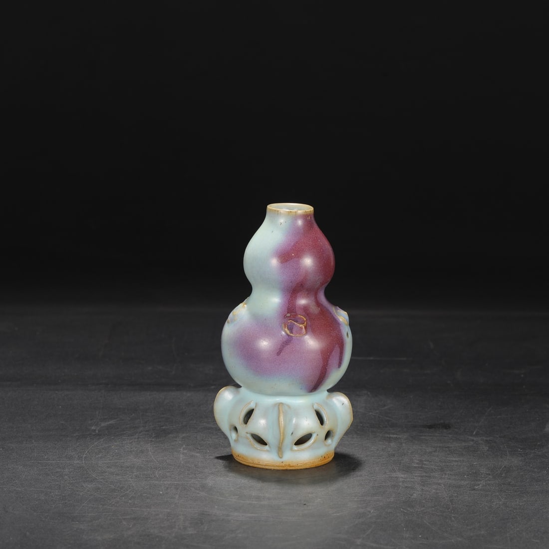 A purple-red gourd bottle from the Jun kiln in the Song Dynasty (1 of 8)