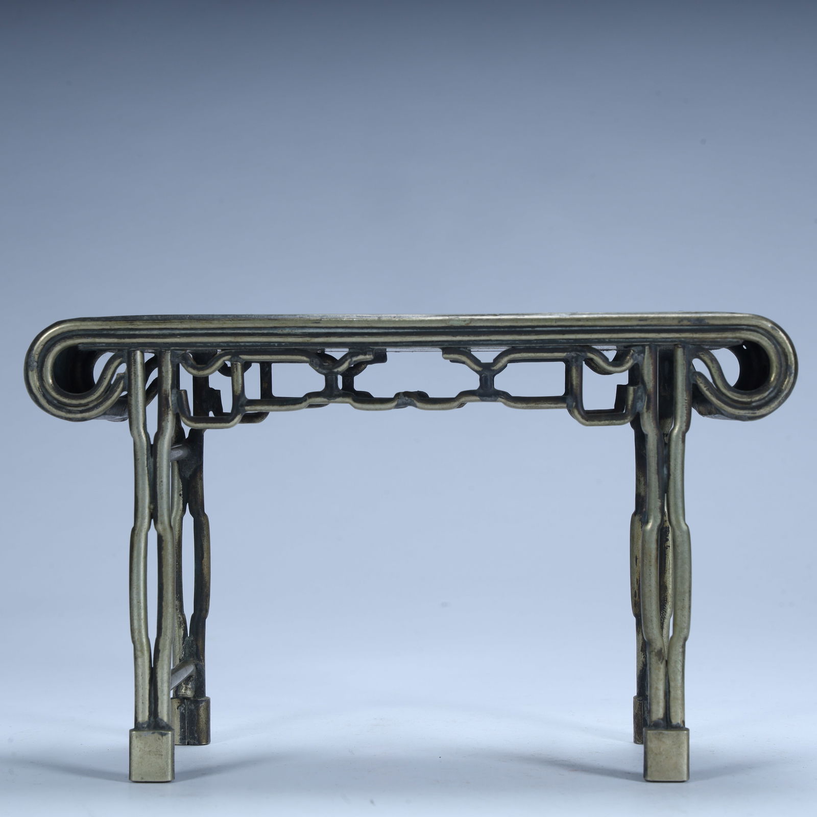 A copper imitation bamboo pattern table from the Qing Dynasty: Qing Dynasty copper imitation bamboo pattern table table Size: H:9cm L: 15cm W:5cm W:373g (The Dimensions Of All Batches Are Manually Measured.If You Need More Detailed Information, Please Contact Our