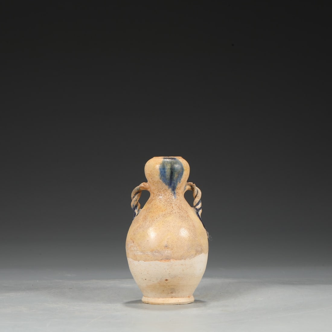 A blue double jar from the Gongxian kiln in the Tang Dynasty (1 of 9)