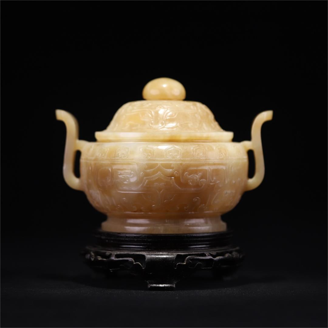 A Hetian jade amphora stove from the Qing Dynasty: Qing Dynasty Hetian jade amphora cover furnace Size:11.7x15.4x12cm W:711.6g (The Dimensions Of All Batches Are Manually Measured.If You Need More Detailed Information, Please Contact Our Customer Serv