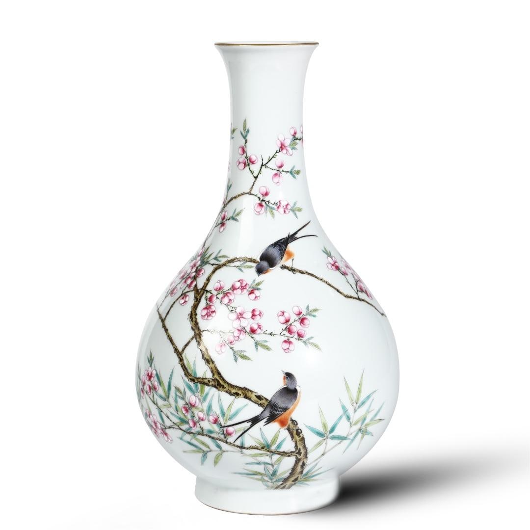 A pastel bottle from the Qing Dynasty: Pastel bottles of the Qing Dynasty Size:H:33cm D:18cm (The Dimensions Of All Batches Are Manually Measured.If You Need More Detailed Information, Please Contact Our Customer Service Before Bidding.)