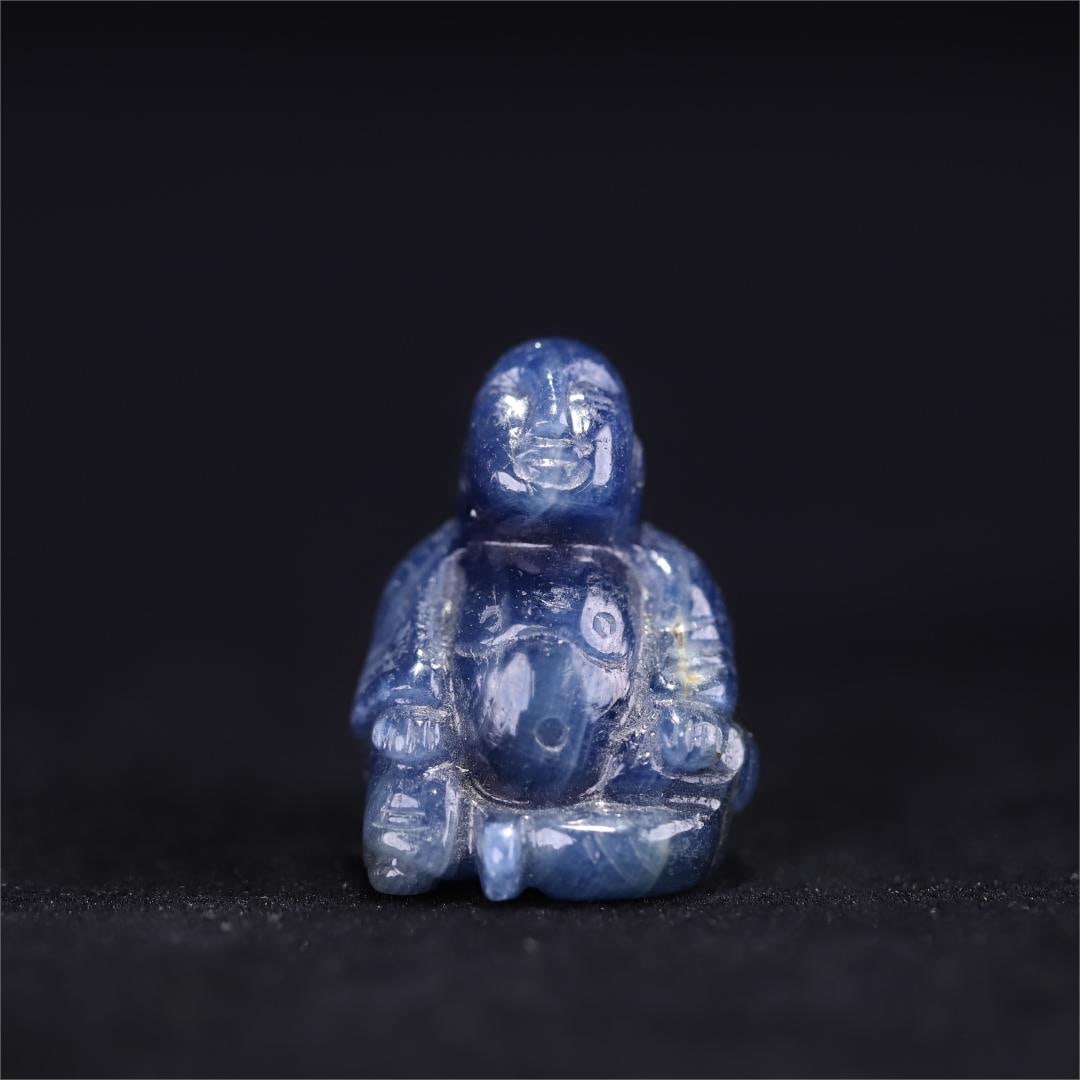 A beautiful sapphire carry-on Buddha carving (1 of 7)