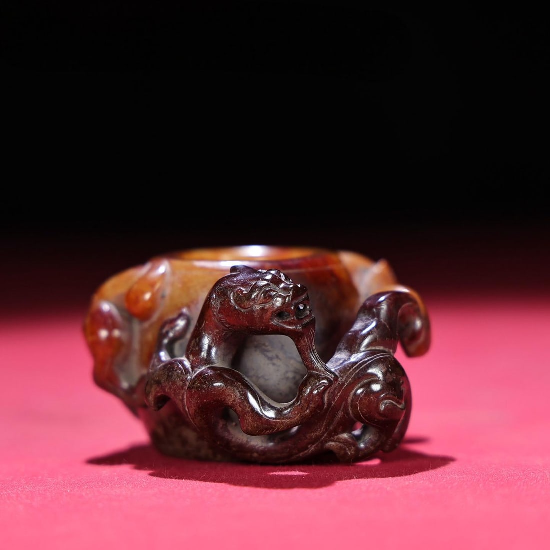 A beautiful Hetian jade birth pit full of Qin high relief dragon fingers (1 of 9)