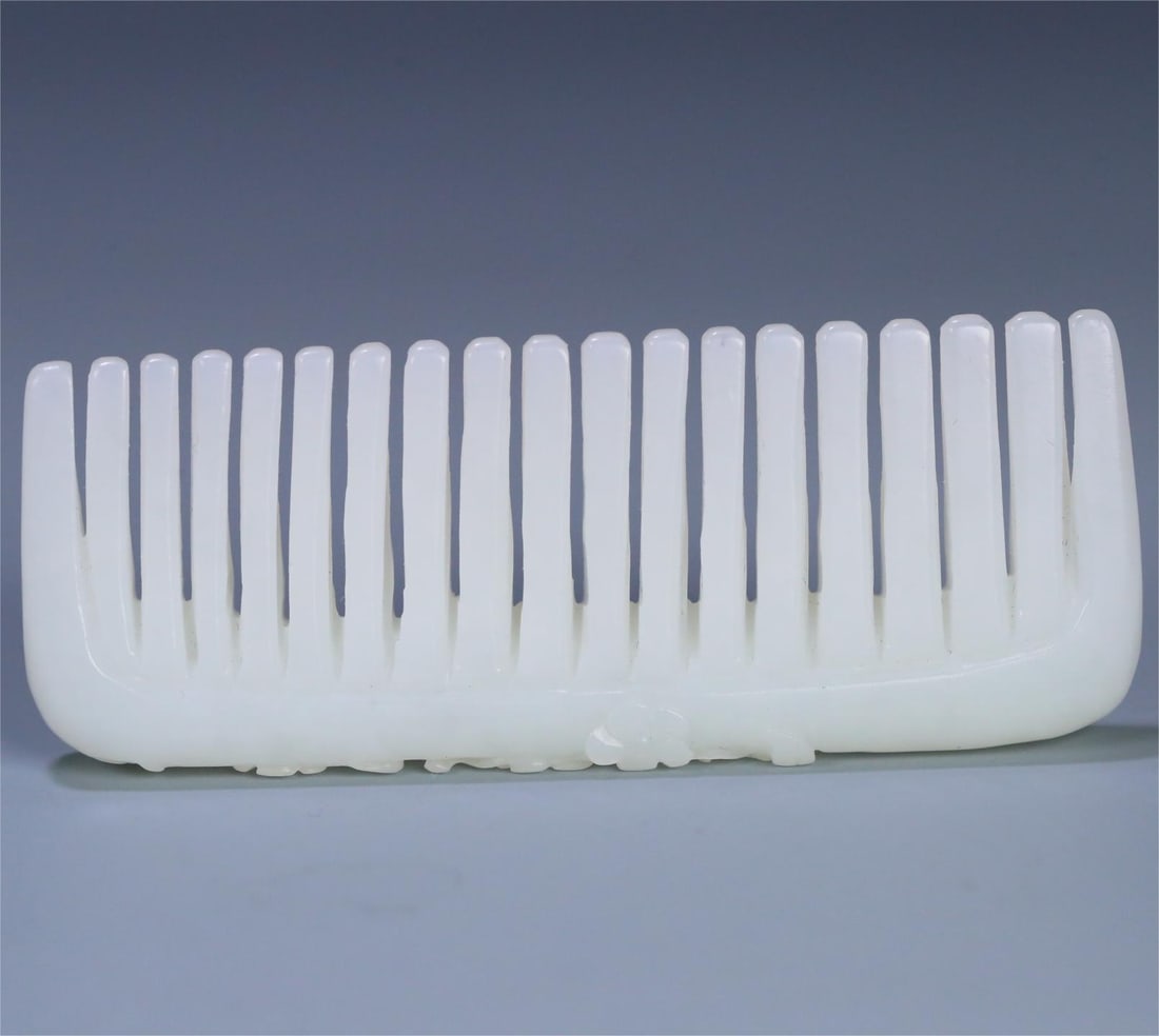 A beautiful Hetian jade plum blossom comb (1 of 9)