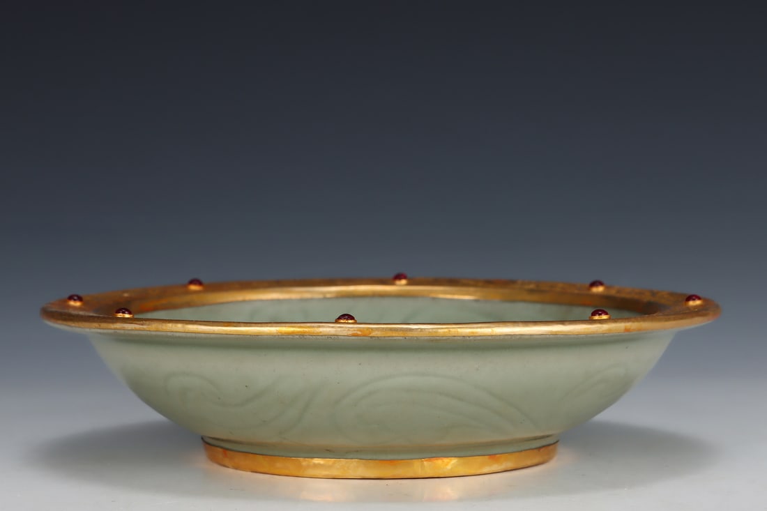 A gold-engraved stone Pisces plate of the Song Dynasty Longquan kiln (1 of 9)
