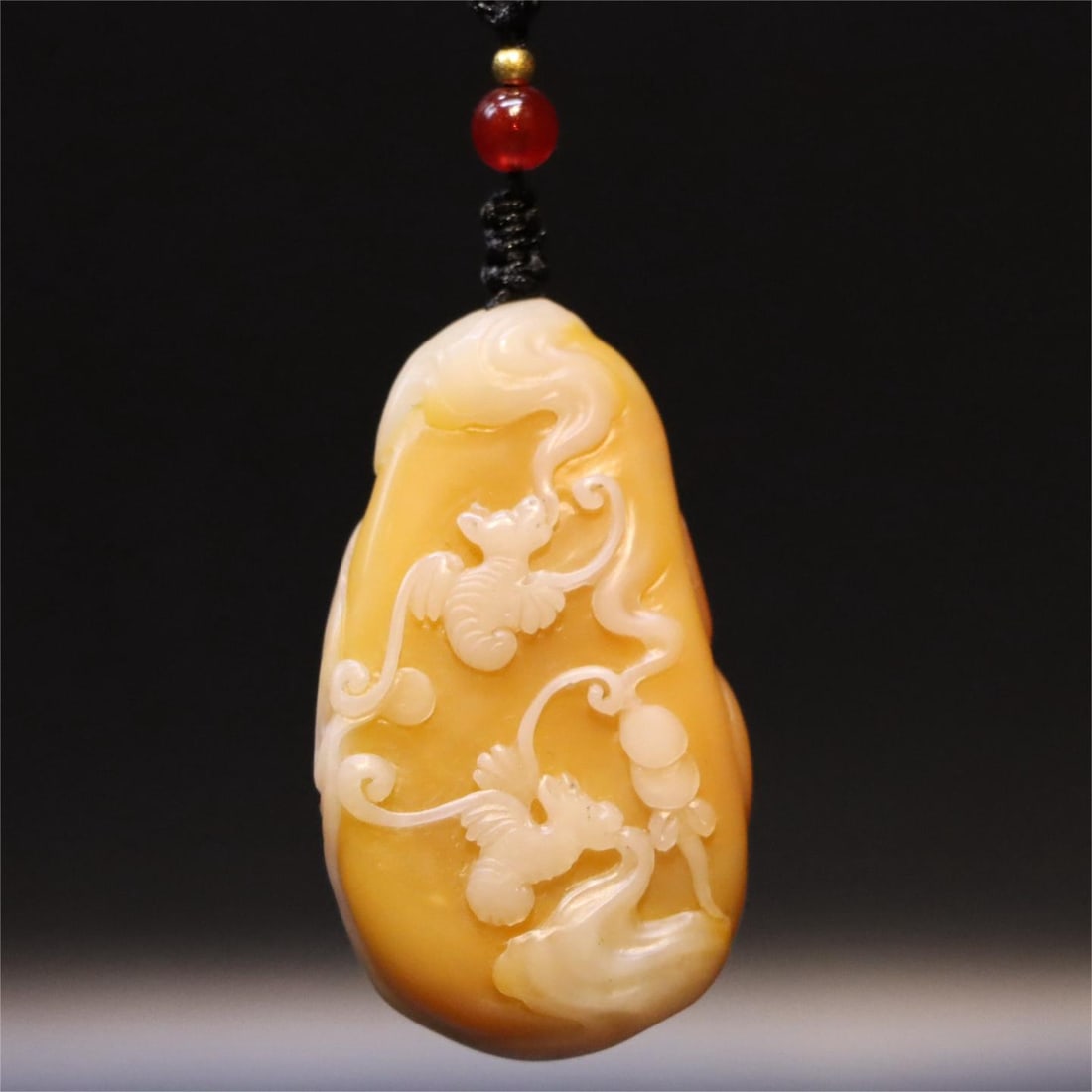 A beautiful silver-clad goldfield yellow pendant: Exquisite silver-wrapped gold field yellow pendant Size:W:48g (The Dimensions Of All Batches Are Manually Measured.If You Need More Detailed Information, Please Contact Our Customer Service Before Bid