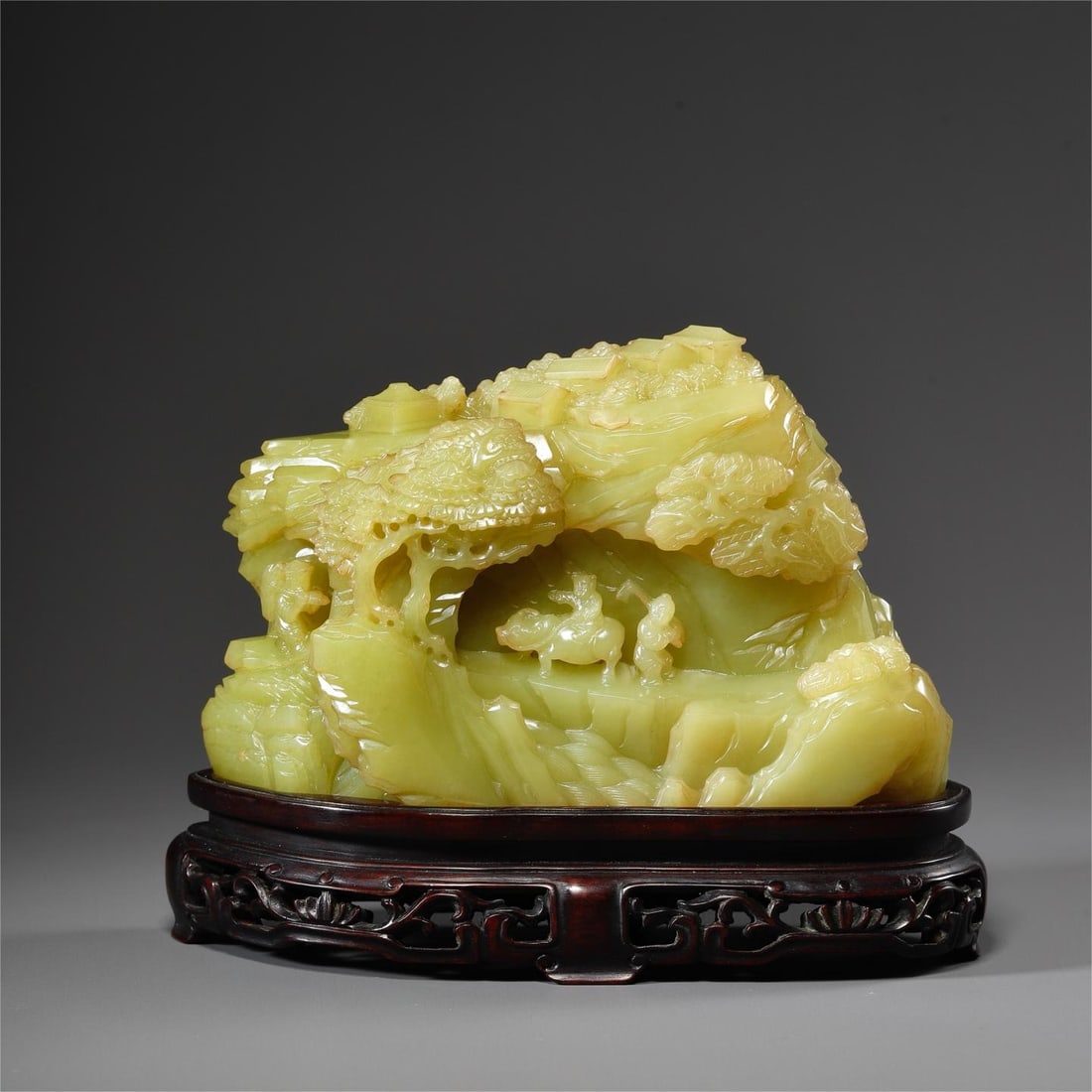 A piece of exquisite Hetian topaz mountain: Exquisite Hetian topaz mountain Size:15×9.5×4.5cm W:916g (The Dimensions Of All Batches Are Manually Measured.If You Need More Detailed Information, Please Contact Our Customer Service Before Biddin