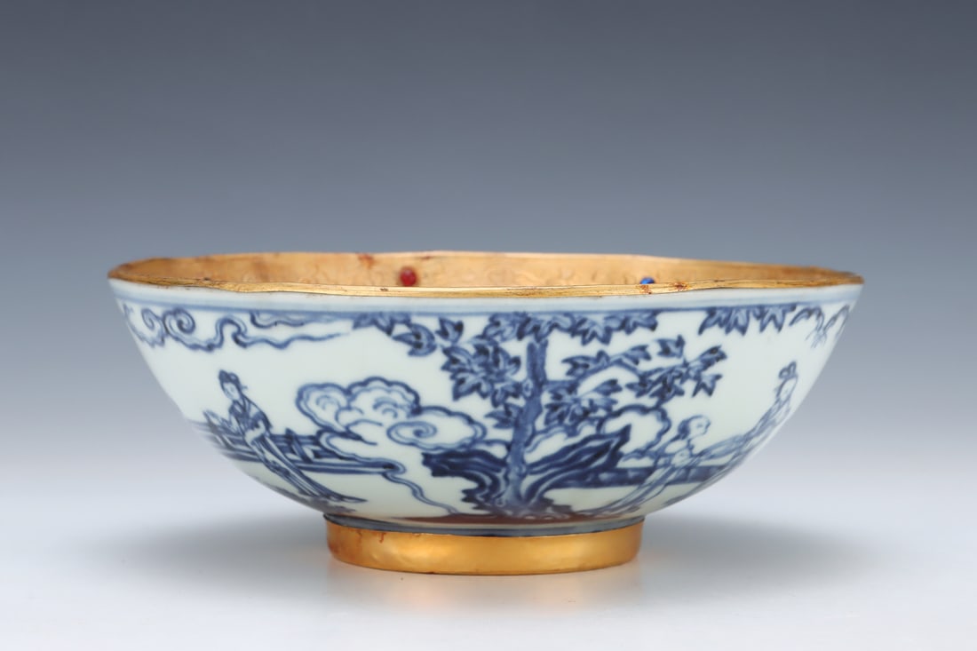 A blue and white-clad gold-carved lady pattern bowl made in the Xuande year of the Ming Dynasty (1 of 9)