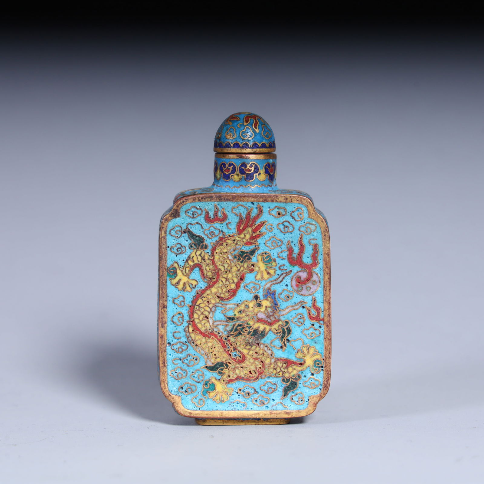 A copper-tired cloisonn é enamel dragon pattern snuff bottle from the Qing Dynasty (1 of 10)