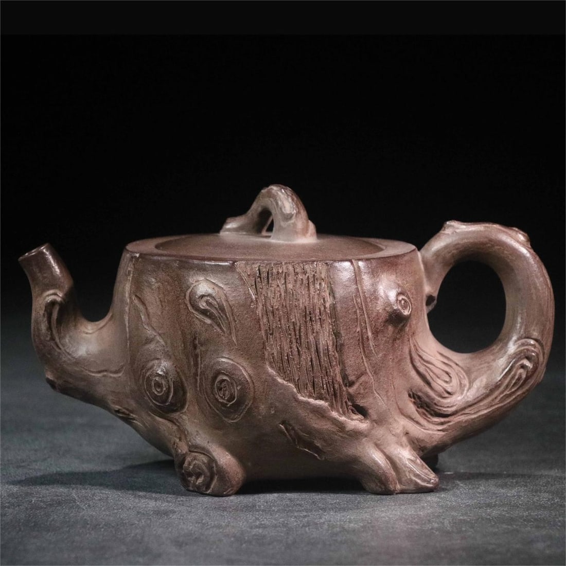 A beautiful three-legged tree root pot: Exquisite three-legged root pot Size:16.9×9.7×9.2cm W:419g (The Dimensions Of All Batches Are Manually Measured.If You Need More Detailed Information, Please Contact Our Customer Service Before Bidd