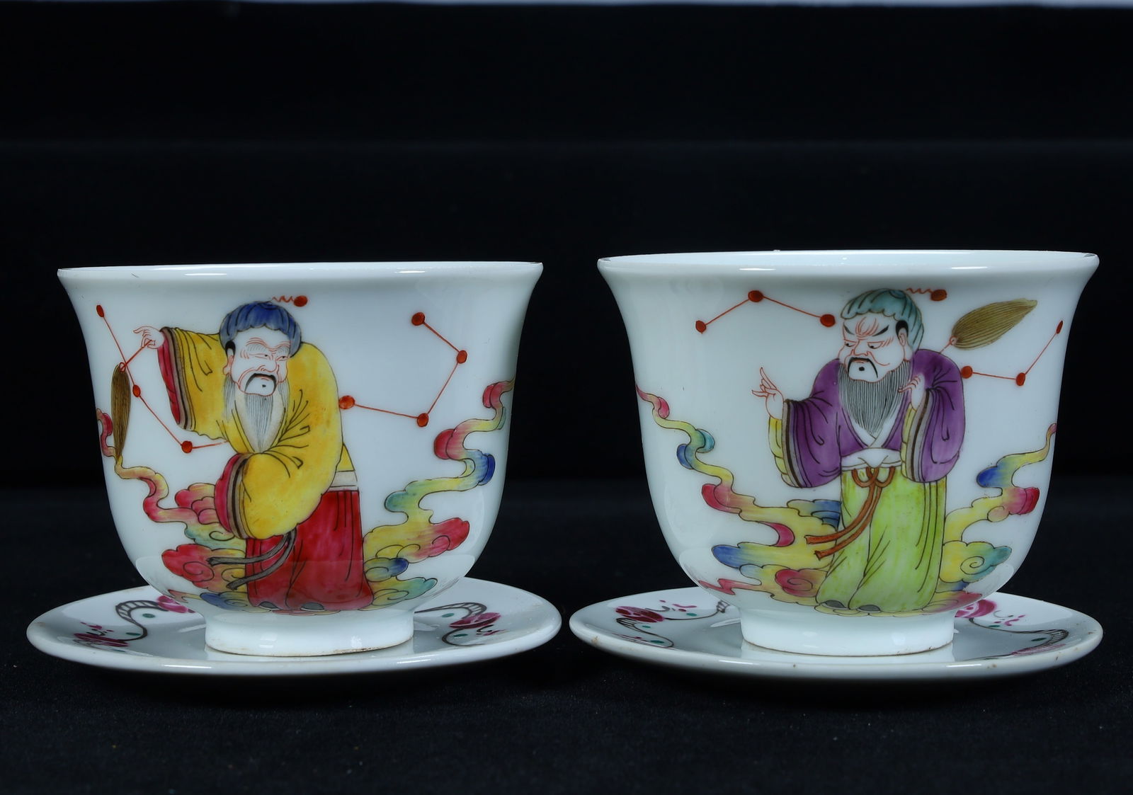A pastel figure pattern cup and saucer from the Qing Dynasty: Pastel figure pattern cups and saucers of the Qing Dynasty Size: H:6cm L: 7.5cm W:7.5cm W:226gdisc?L: 8.5cm W:8.5cm (The Dimensions Of All Batches Are Manually Measured.If You Need More Detailed Infor