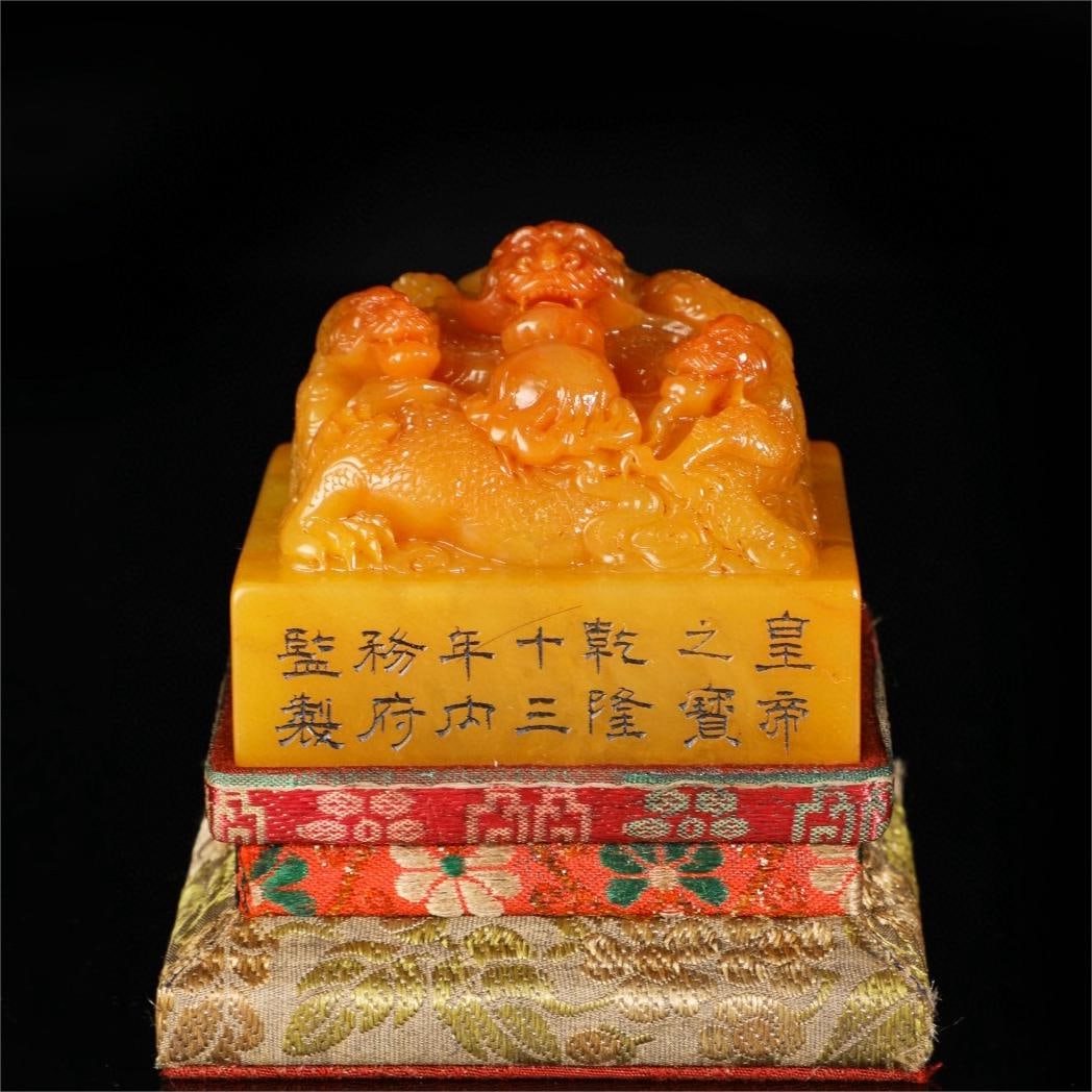 A large seal with dragon pattern carved on Tian Huang stone made in the Qianlong period of the Qing: The Qianlong era of the Qing Dynasty carved dragon pattern square seal Size:W:582g Size:6.5x7.5x7.5cm (The Dimensions Of All Batches Are Manually Measured.If You Need More Detailed Information, Please