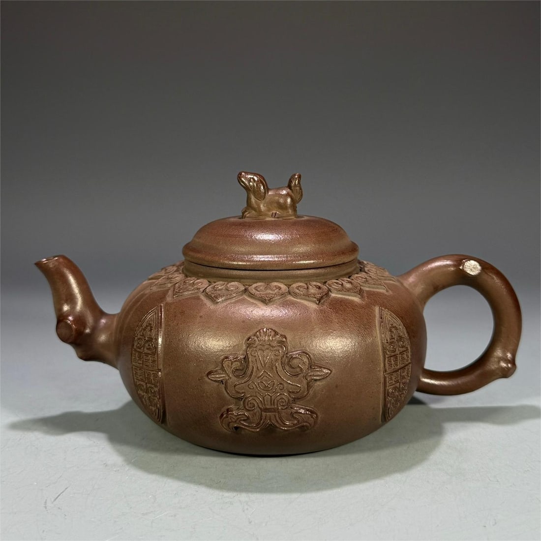 A beautiful pasted ruyi shawl pot burlap pattern: Exquisite paste Ruyi shawl pot linen pattern Size:20.3×13.3×10.7cm W:424g (The Dimensions Of All Batches Are Manually Measured.If You Need More Detailed Information, Please Contact Our Customer Serv