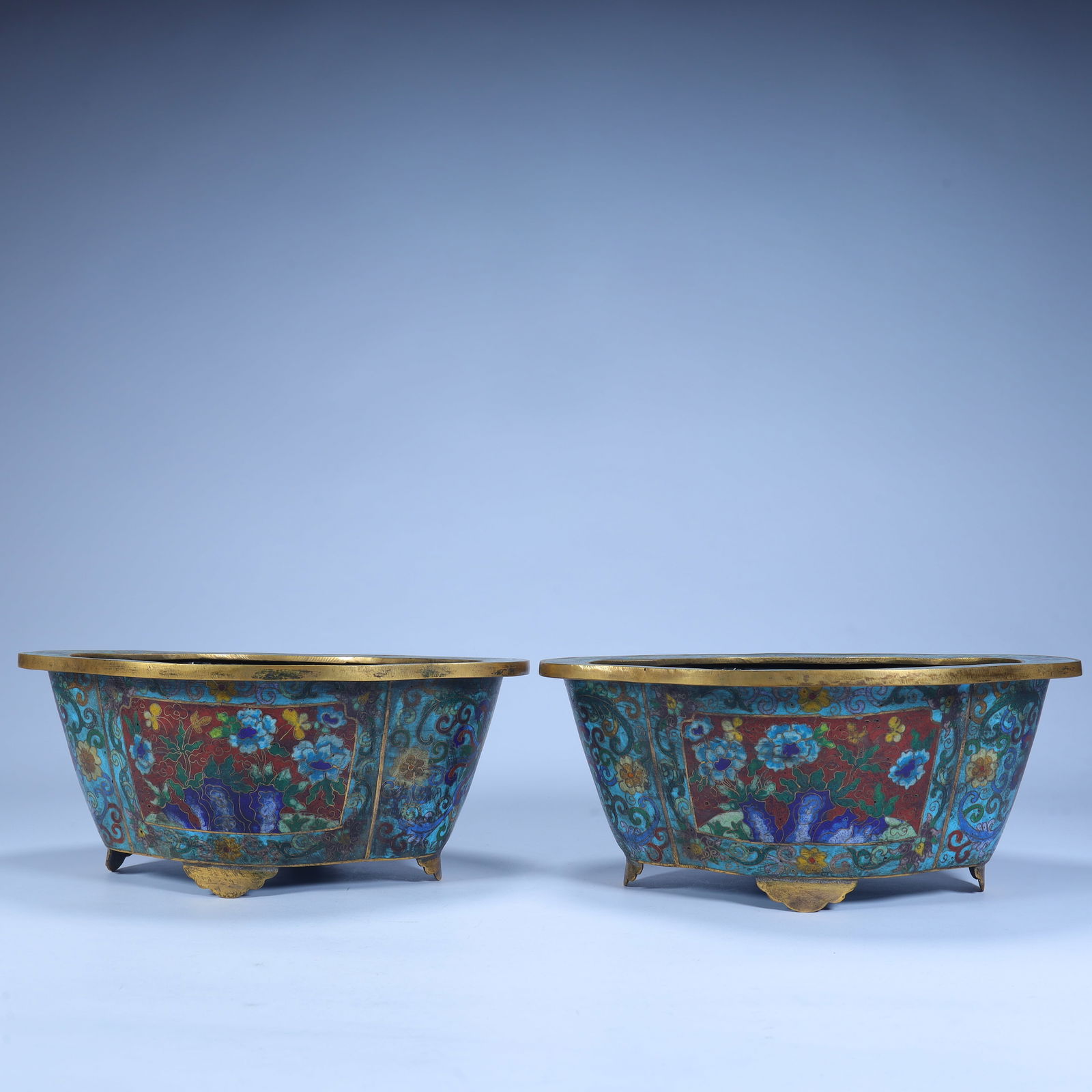 A Qing Dynasty copper tired cloisonn é enamel flower pattern flower pot (1 of 12)