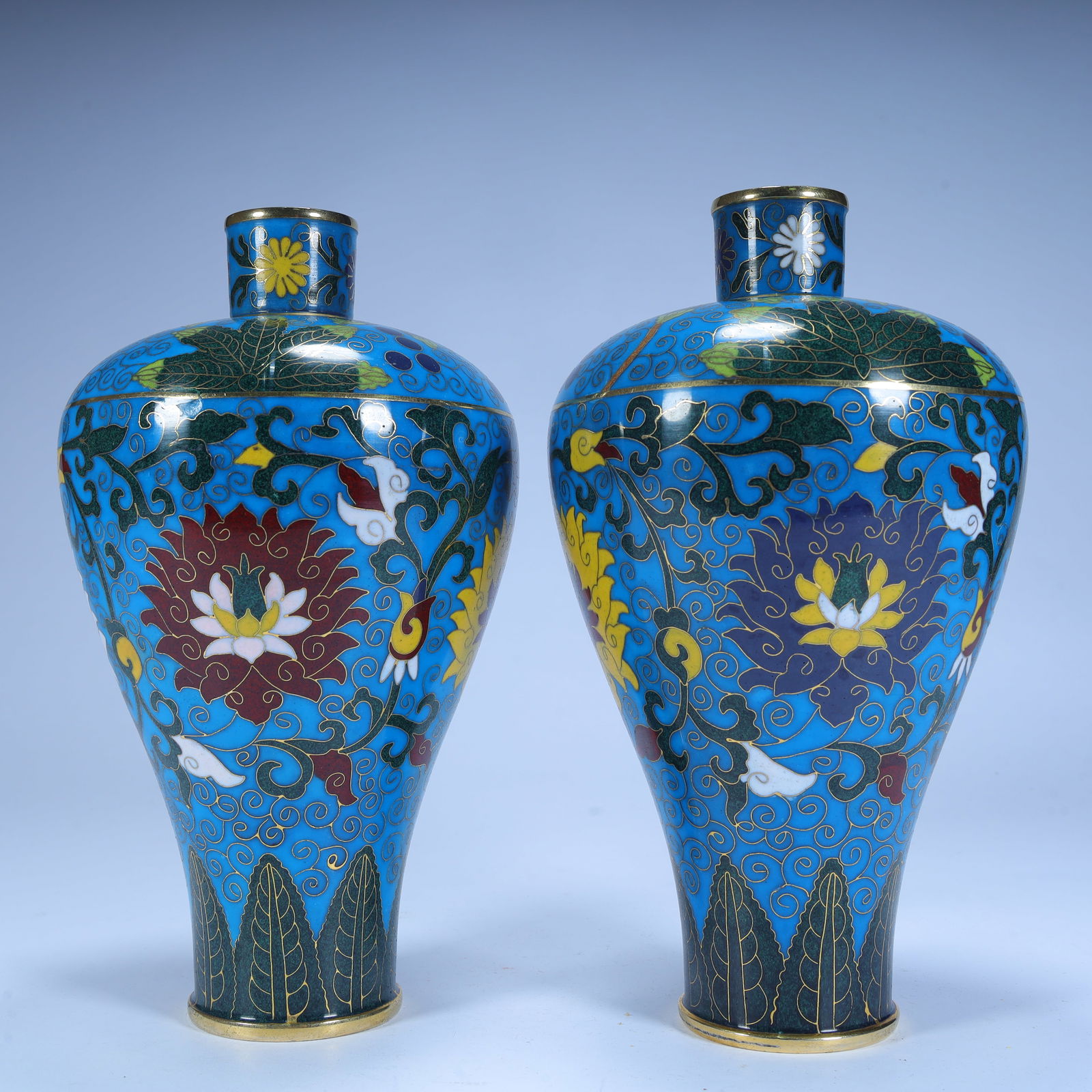 A copper-tired cloisonn é enamel entwined floral plum vase from the Qing Dynasty (1 of 12)