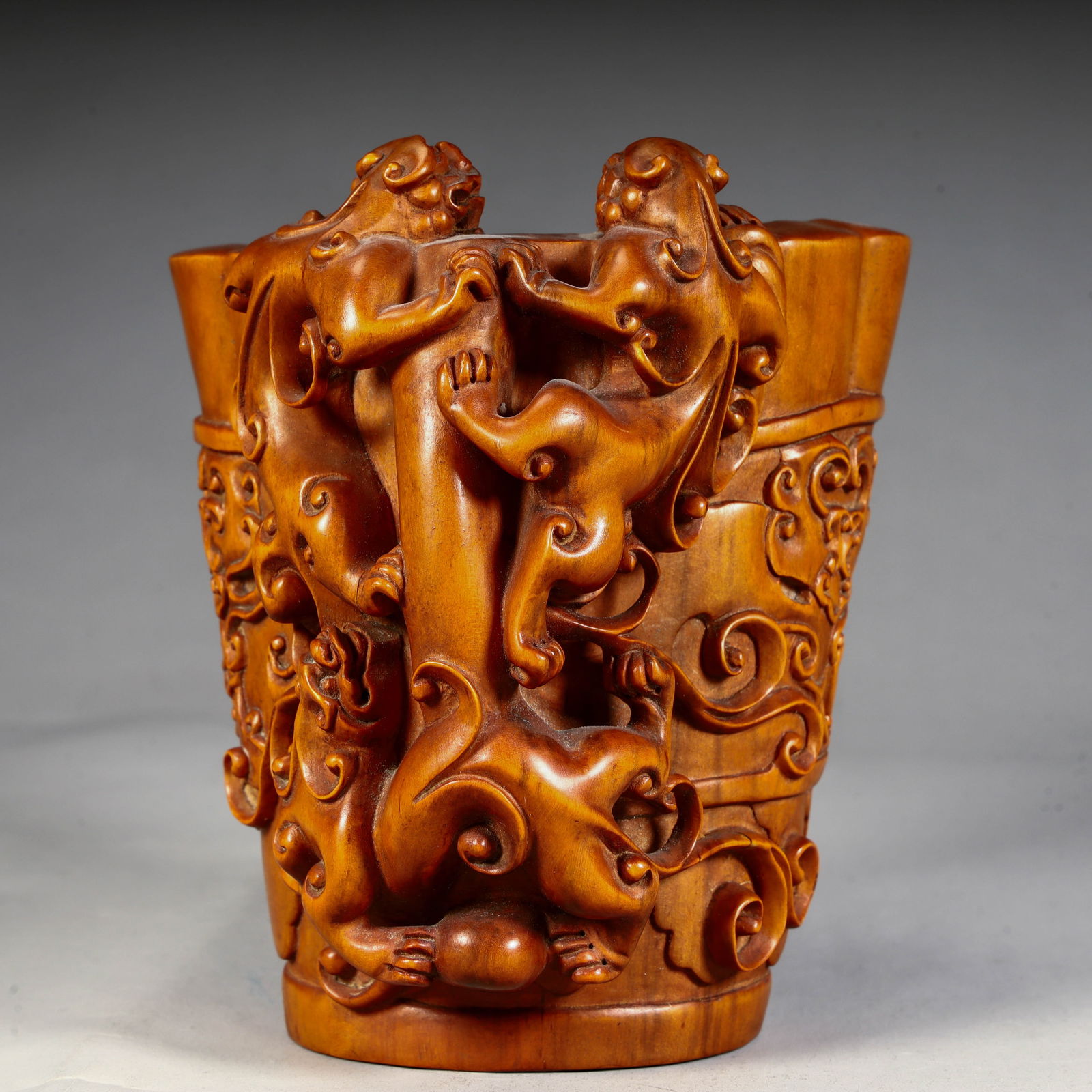 A fine boxwood pen holder from the Qing Dynasty: Qing Dynasty's high-quality boxwood pen holder Size: H:14cm L: 12.5cm W:11.5cm W:524g (The Dimensions Of All Batches Are Manually Measured.If You Need More Detailed Information, Please Contact Our Cus