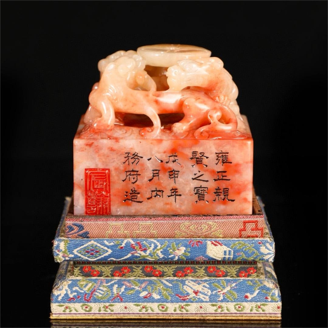 A large seal of the Qing Dynasty Yongzheng year Shoushan stone carved dragon square (1 of 9)