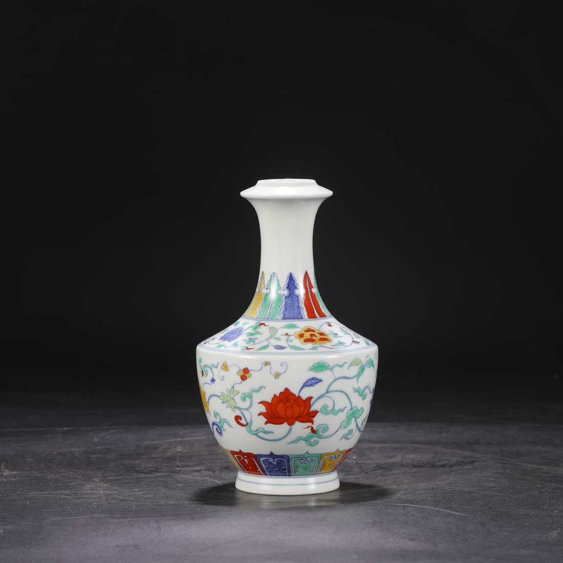 A garlic bottle with banana leaf pattern made in the Chenghua year of the Ming Dynasty (1 of 7)