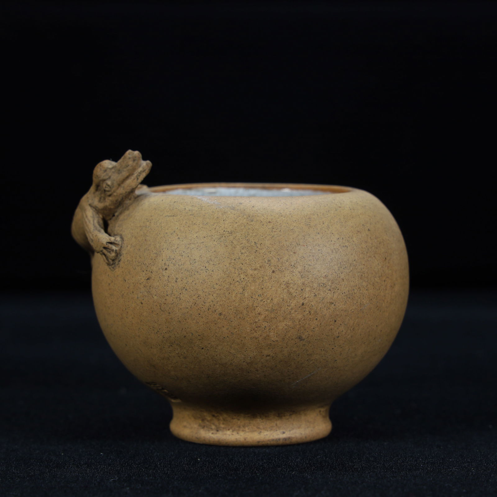 A purple sand frog pattern water bowl from the Qing Dynasty: Qing Dynasty purple sand frog pattern water bowl Size: H:6cm L: 7cm W:6.5cm W:79g (The Dimensions Of All Batches Are Manually Measured.If You Need More Detailed Information, Please Contact Our Custome