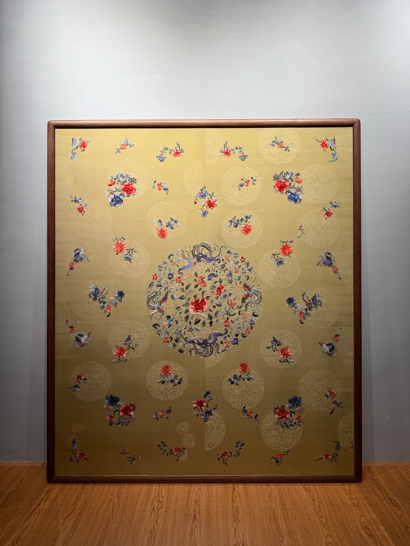 A Qing Dynasty court dragon pattern Song brocade Su embroidered butterfly love flower: Qing Dynasty court dragon pattern Song Jindi Su embroidered butterfly love flower Size:185x160cm (The Dimensions Of All Batches Are Manually Measured.If You Need More Detailed Information, Please Cont