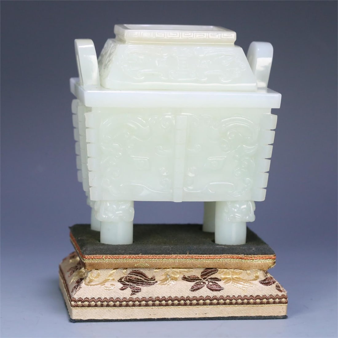 A Qing Dynasty Hetian jade gluttonous pattern with lid cauldron-style furnace: The Qing Dynasty Hetian jade gluttonous pattern with lid cauldron-style furnace Size:10x8.9x7cm W:615.7g (The Dimensions Of All Batches Are Manually Measured.If You Need More Detailed Information, Ple