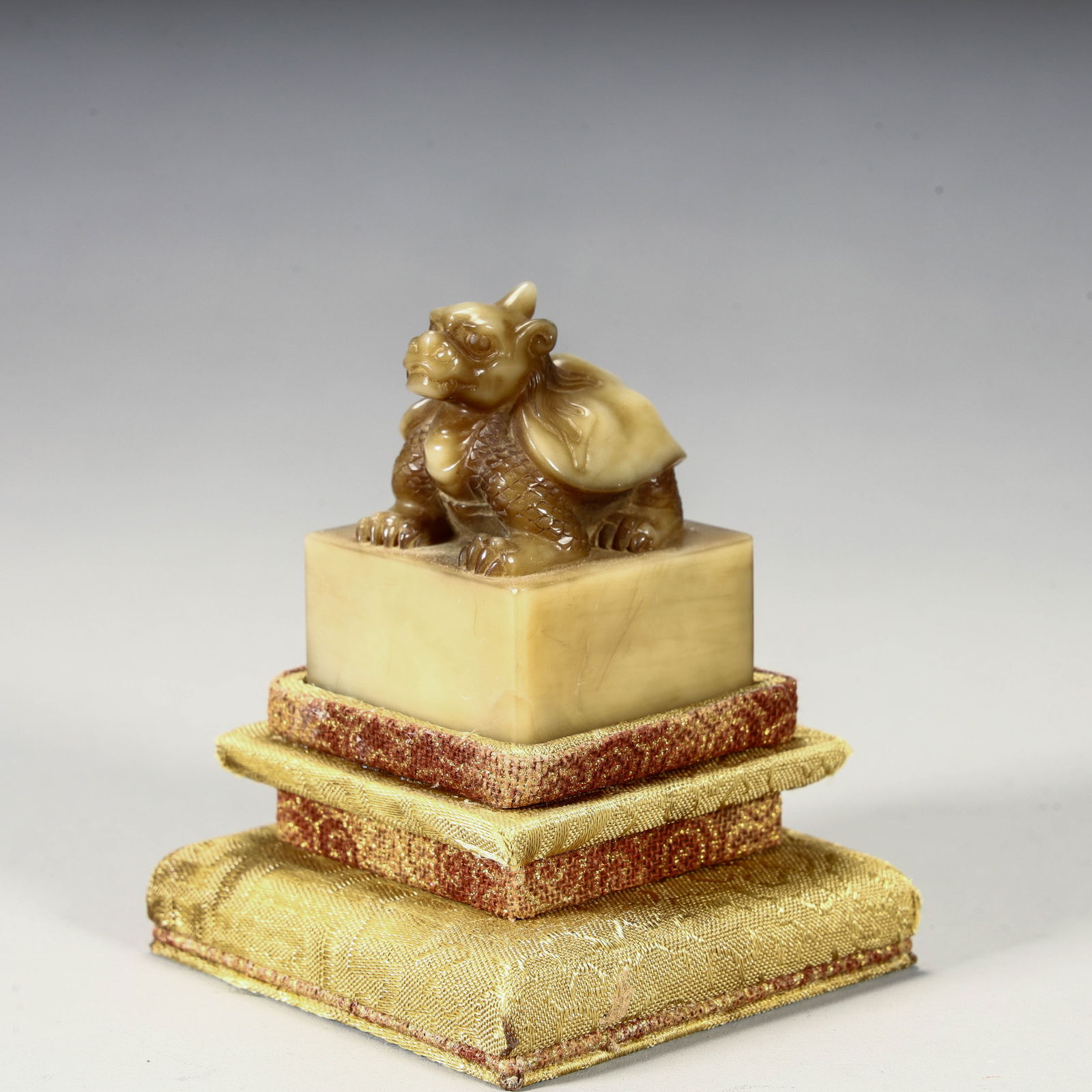 A fine Shoushan stone dragon turtle button seal of the Qing Dynasty: Qing Dynasty's high-quality Shoushan stone dragon turtle button seal Size: H:4.5cm L: 3.5cm W:3.4cm W:87g (The Dimensions Of All Batches Are Manually Measured.If You Need More Detailed Information, Pl