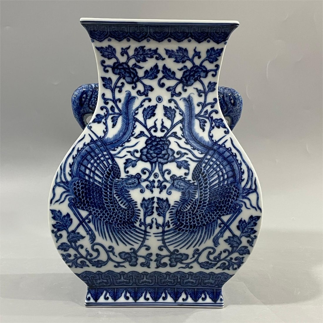 A quadrangular inlay of twin phoenix elephant ears made in the Qianlong period of the Qing Dynasty: Qing Dynasty Qianlong year system of intertwined double phoenix elephant ear square inlay Size:H:27.5cm Belly diameter:19.5x14cm (The Dimensions Of All Batches Are Manually Measured.If You Need More D