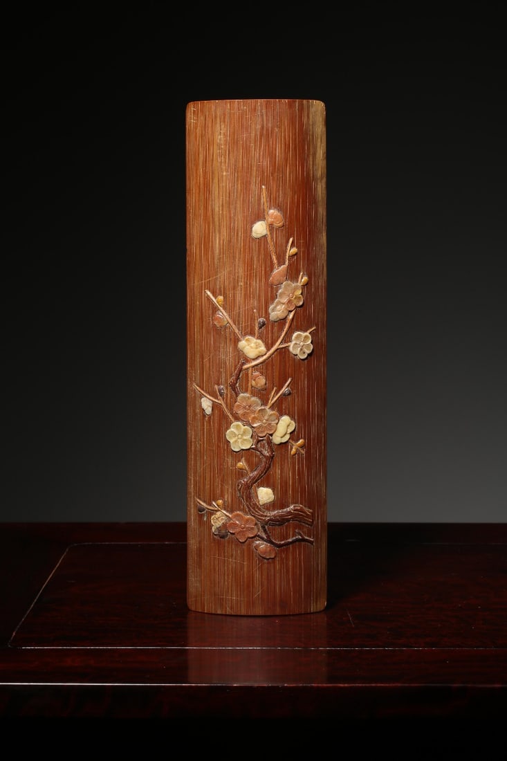 A bamboo inlaid boxwood Shoushan stone plum pattern study arm rest of the Qing Dynasty: Qing Dynasty bamboo inlaid boxwood Shoushan stone plum pattern study arm rest Size:L:25.8cm W:7cm (The Dimensions Of All Batches Are Manually Measured.If You Need More Detailed Information, Please Con