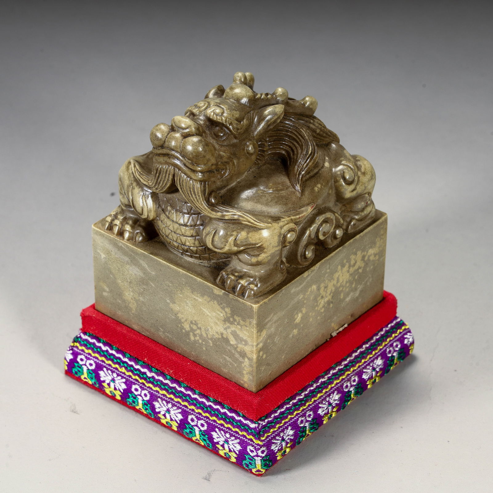 A Qing Dynasty high-quality Shoushan stone dragon button seal (1 of 9)