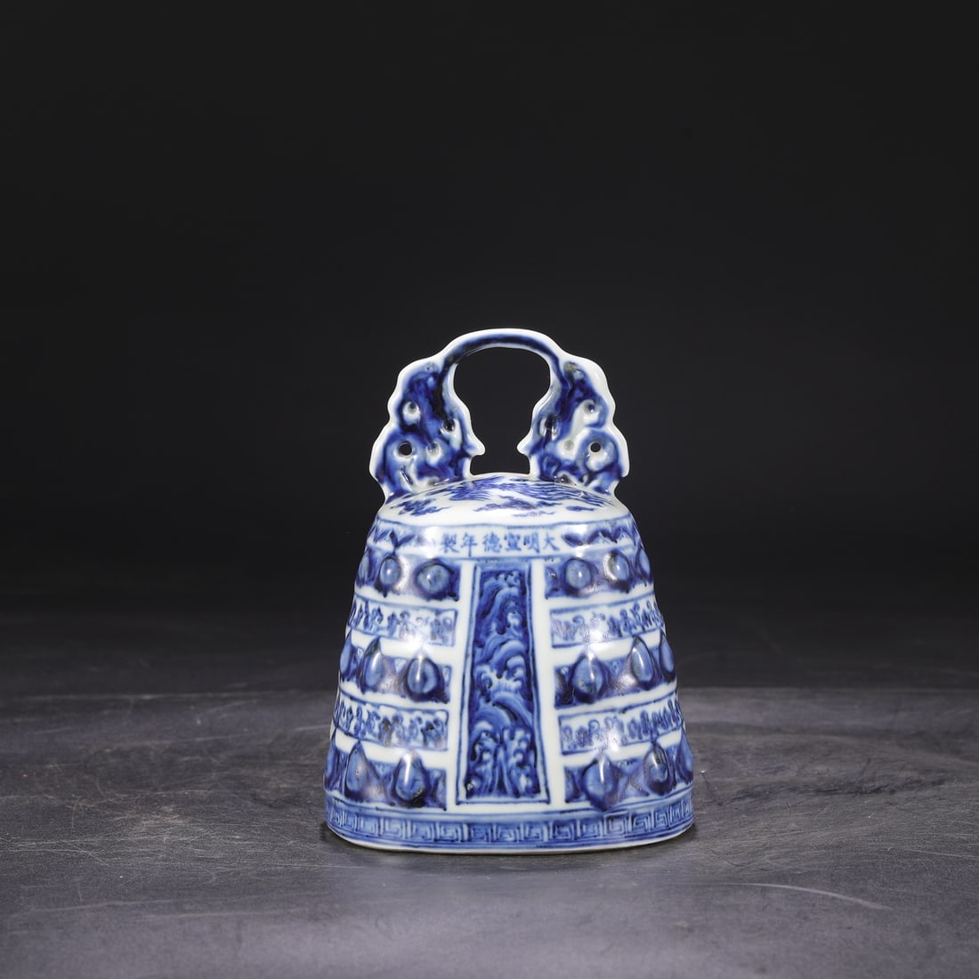 A blue and white phoenix pattern musical instrument chime made in the Xuande year of the Ming: The blue and white phoenix pattern musical instrument chimes made in the Xuande period of the Ming Dynasty Size:H:18cm D:12.5cm (The Dimensions Of All Batches Are Manually Measured.If You Need More De