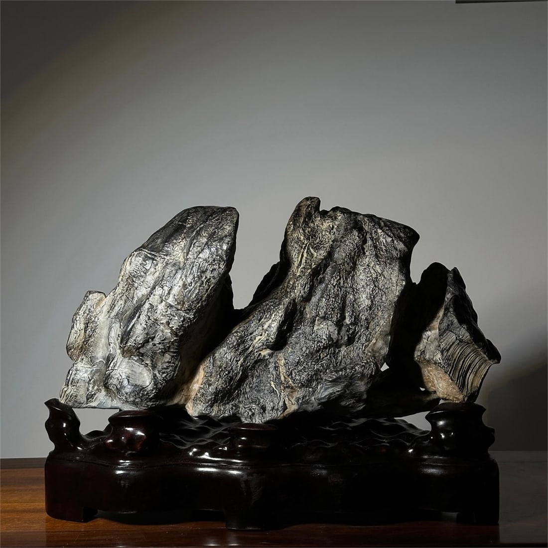 A beautiful Lingbi stone backer: Exquisite Lingbi stone backing Size:L:60cm H:42cm T:30cm (The Dimensions Of All Batches Are Manually Measured.If You Need More Detailed Information, Please Contact Our Customer Service Before Bidding.