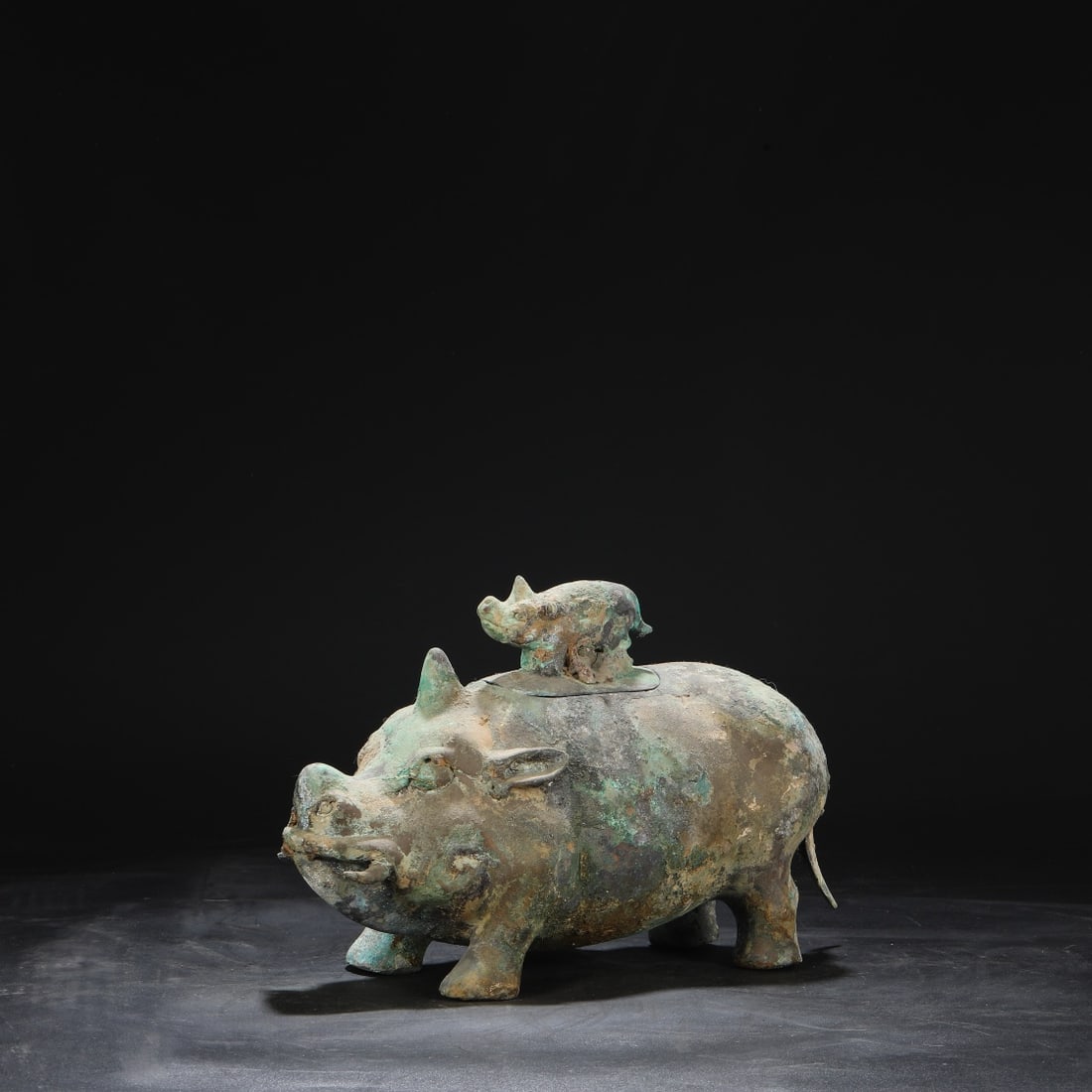 A bronze beast statue of the Han Dynasty (1 of 9)