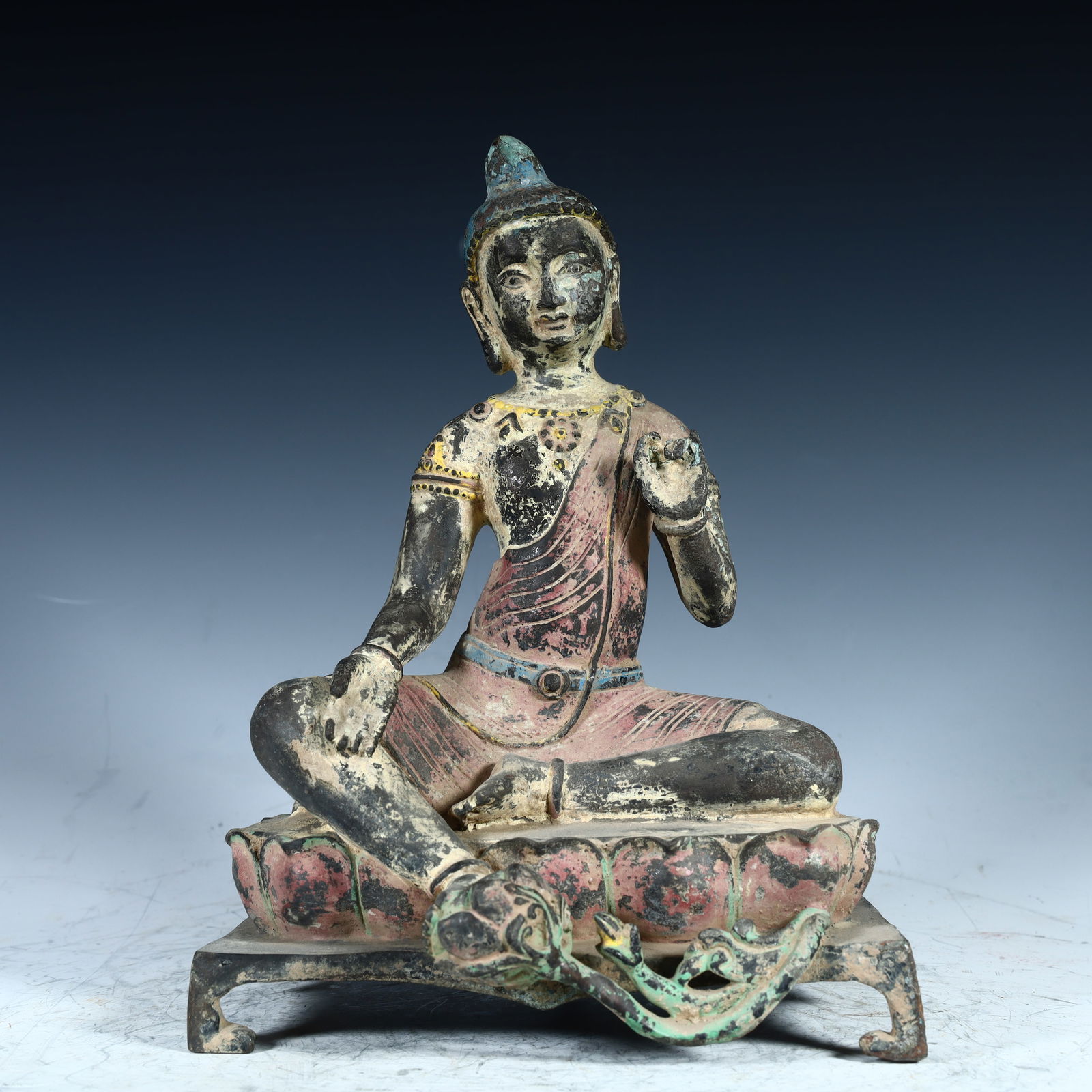 A bronze painted Buddha statue from the Tang Dynasty (1 of 10)