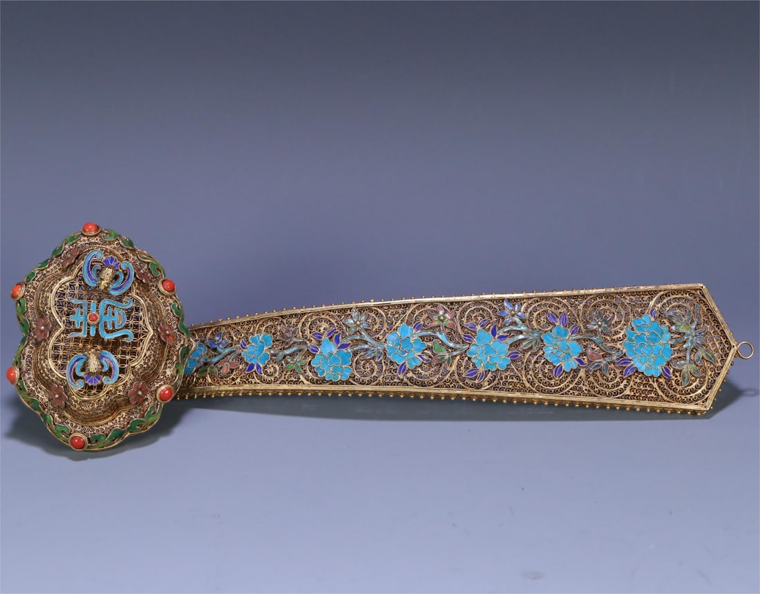 A silver-gilt filigree dotted emerald Fushou flower ruyi ornament from the Qing Dynasty (1 of 9)