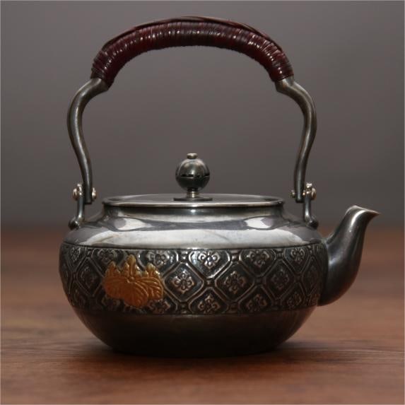A fine Japanese silver pot: Exquisite Japanese silver pot Size:13×12cm W:225g (The Dimensions Of All Batches Are Manually Measured.If You Need More Detailed Information, Please Contact Our Customer Service Before Bidding.)