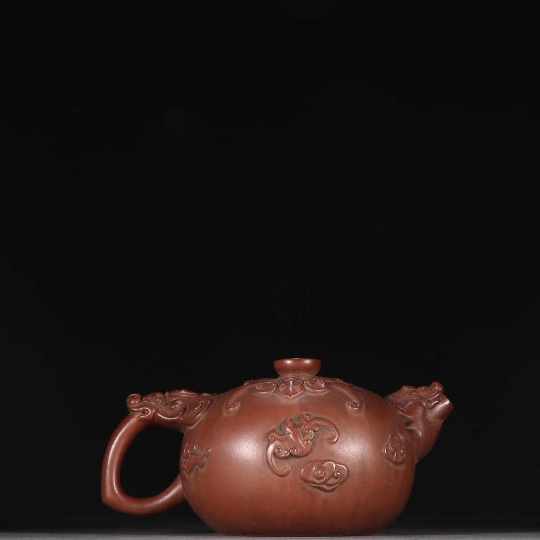 A purple sand bat pattern teapot made by Wang Baogen of the Jinding trademark model during the: The purple sand bat pattern teapot made by Wang Baogen of the Jinding trademark model during the Republic of China Size:H:9.3cm W:17.2cm (The Dimensions Of All Batches Are Manually Measured.If You Nee