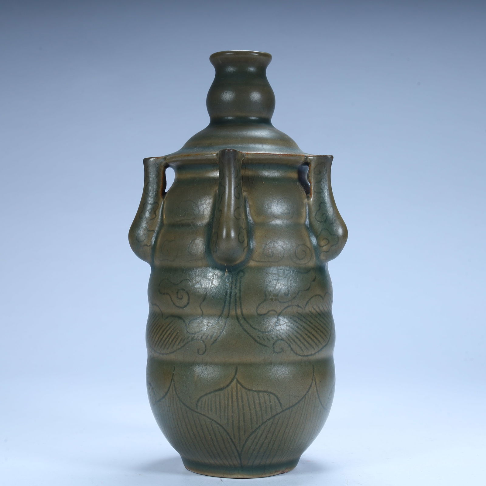 A carved flower from the Yue kiln in the Song Dynasty is mostly a bottle (1 of 10)