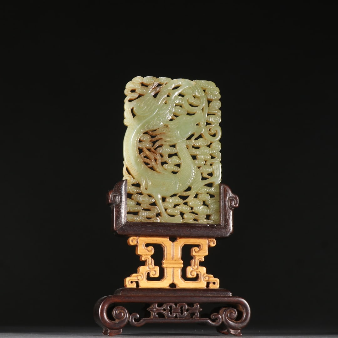 A beautiful Hetian topaz dragon pattern insert: Exquisite Hetian topaz dragon pattern interstitial screen Size:H:18cm W:10.4cm W:205.3g (The Dimensions Of All Batches Are Manually Measured.If You Need More Detailed Information, Please Contact Our C