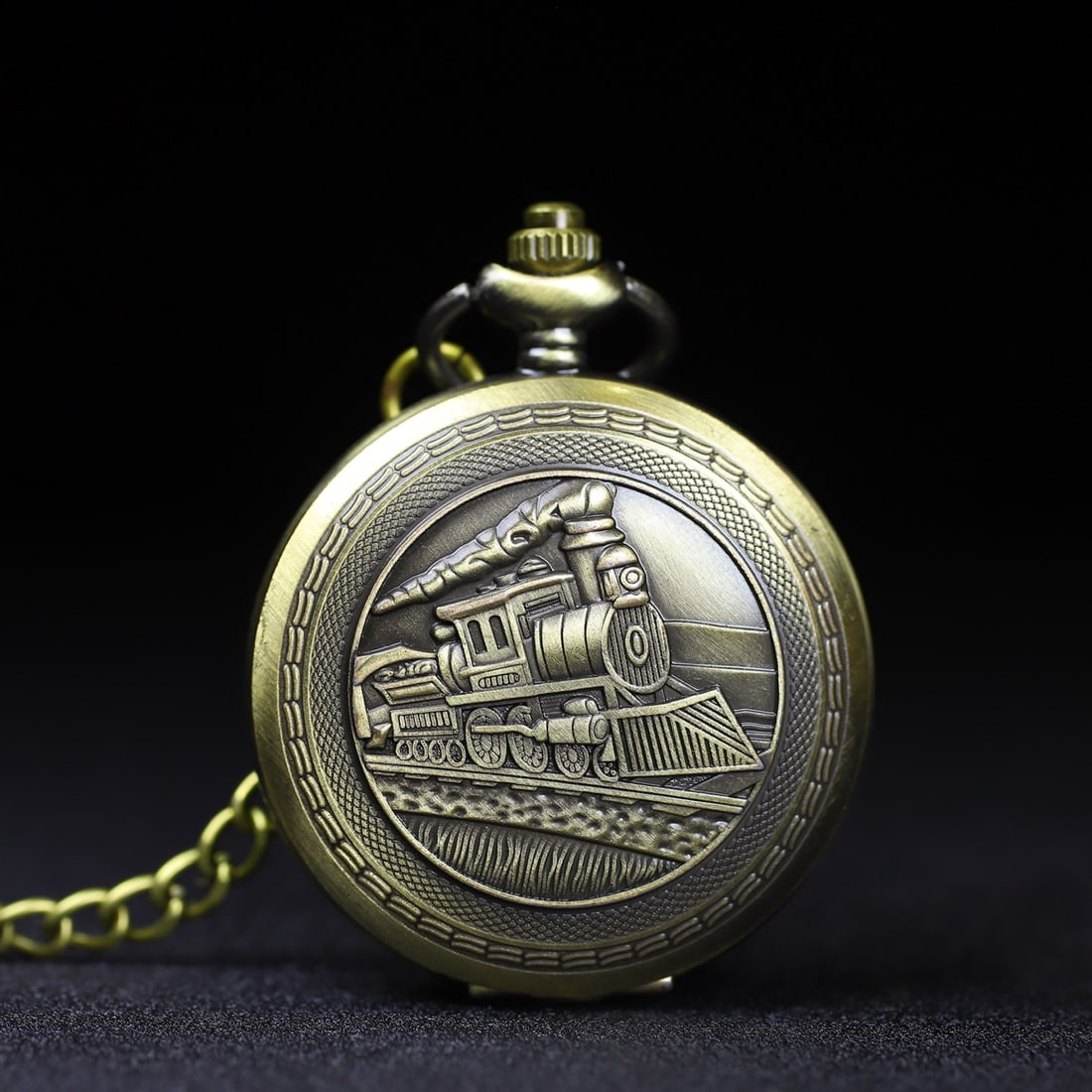 A beautiful locomotive vintage pocket watch: Exquisite Locomotive vintage pocket watch Size:D:5cm (The Dimensions Of All Batches Are Manually Measured.If You Need More Detailed Information, Please Contact Our Customer Service Before Bidding.)