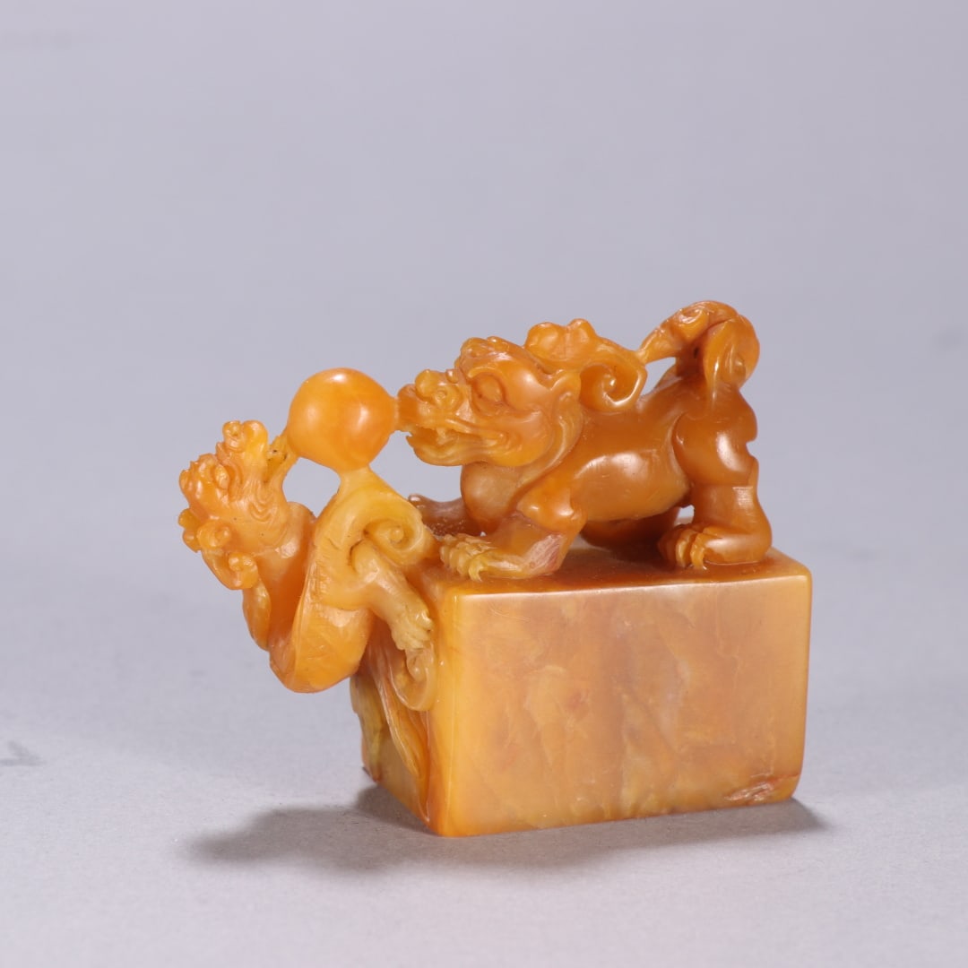 A beautiful Tian Huangshi lion play ball button seal (1 of 9)