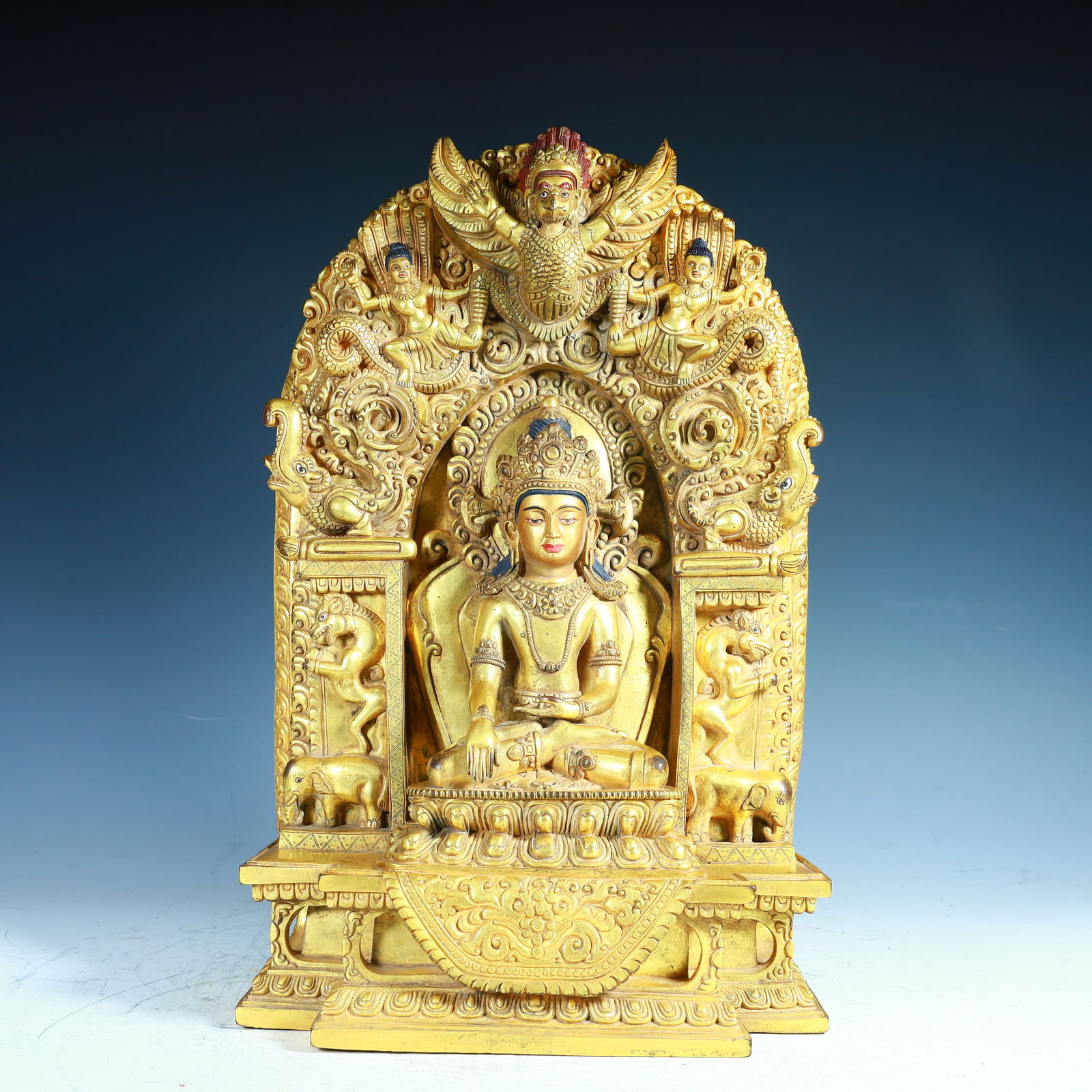 A bronze gilt Buddha statue of the Qing Dynasty: Bronze gilt Buddha statue of the Qing Dynasty Size: H:40cm L: 25.5cm W:11cm W:12.5kg (The Dimensions Of All Batches Are Manually Measured.If You Need More Detailed Information, Please Contact Our Cust