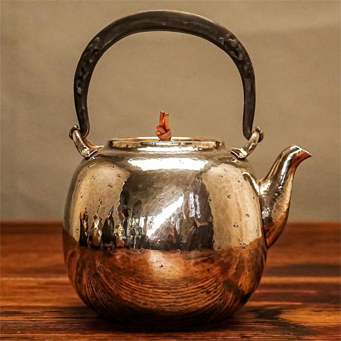 A fine Japanese silver pot: Exquisite Japanese silver pot Size:17×13cm W:454g (The Dimensions Of All Batches Are Manually Measured.If You Need More Detailed Information, Please Contact Our Customer Service Before Bidding.)