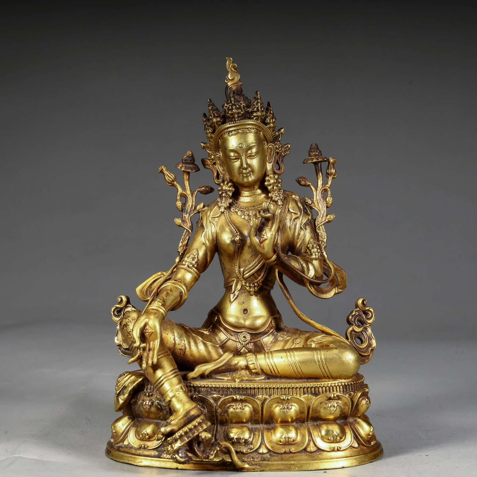 A fine gilt green Tara Buddha statue from the Qing Dynasty: Qing Dynasty fine gilt green Tara Buddha statue Size: H:15.5cm L: 10.5cm W:9.5cm W:1517g (The Dimensions Of All Batches Are Manually Measured.If You Need More Detailed Information, Please Contact Our