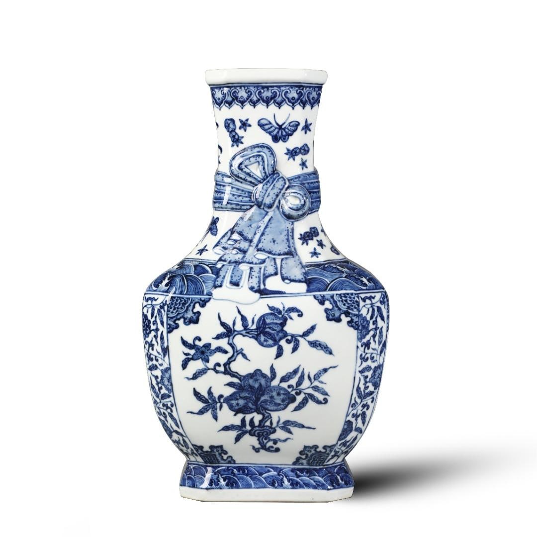 A blue and white seawater three-pattern square nest corner jade belt appreciation bottle made in the (1 of 9)