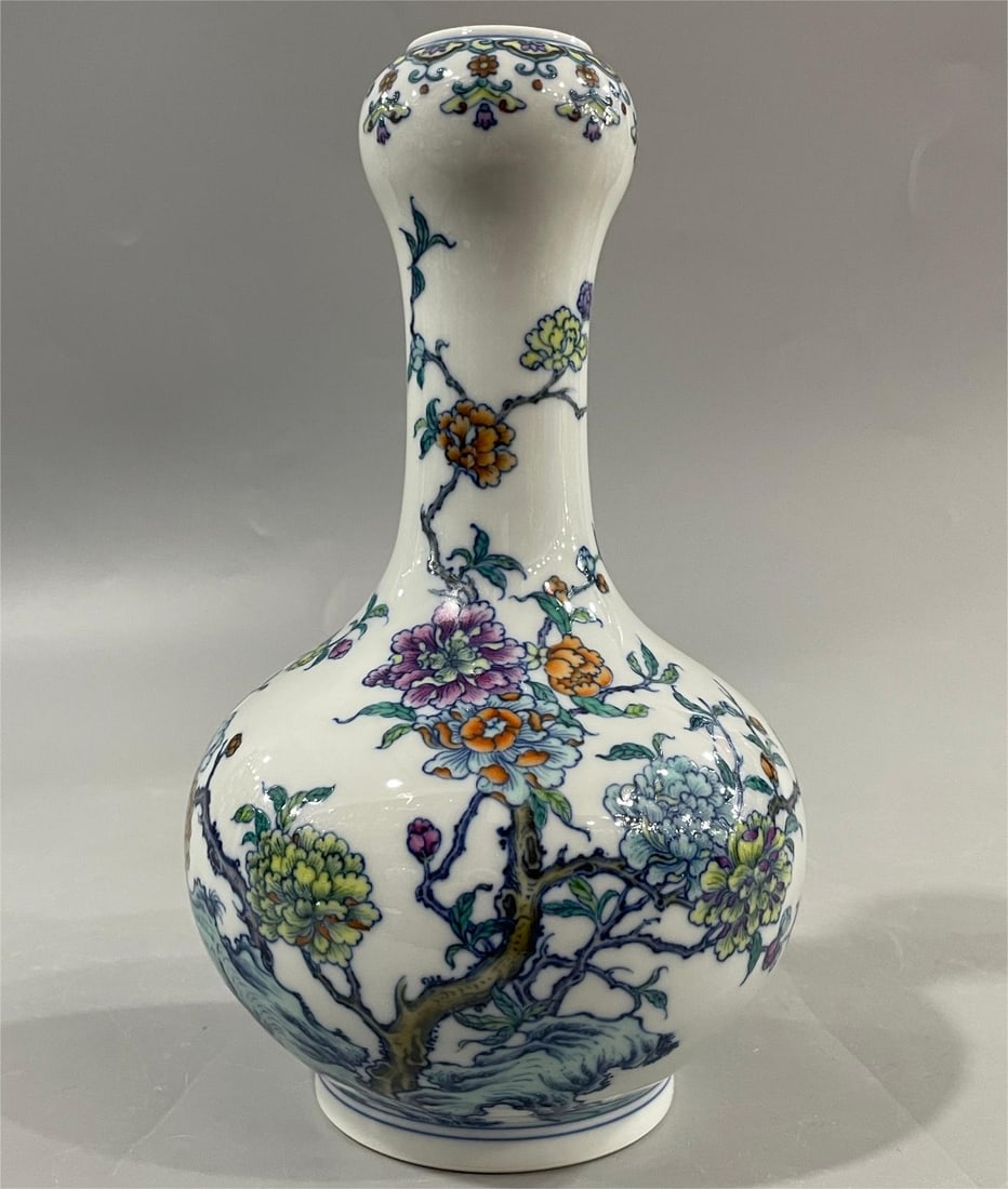 A garlic head bottle made in the Yongzheng era of the Qing Dynasty (1 of 8)