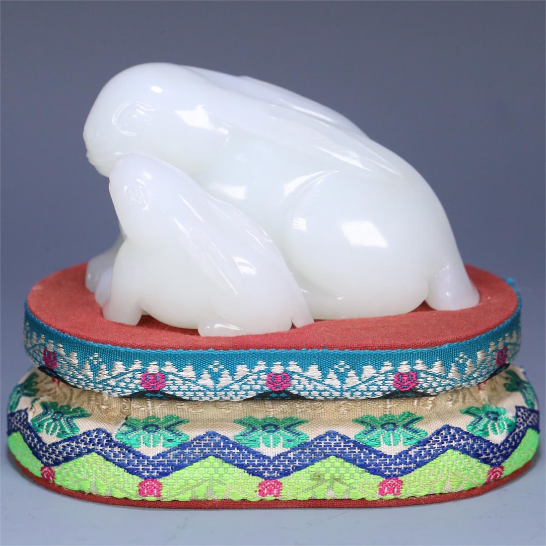 A Qing Dynasty Hetian white jade mother rabbit ornament: Qing Dynasty Hetian white jade mother rabbit ornament Size:9.6x6.1x5.6cm W:366.6g (The Dimensions Of All Batches Are Manually Measured.If You Need More Detailed Information, Please Contact Our Custome