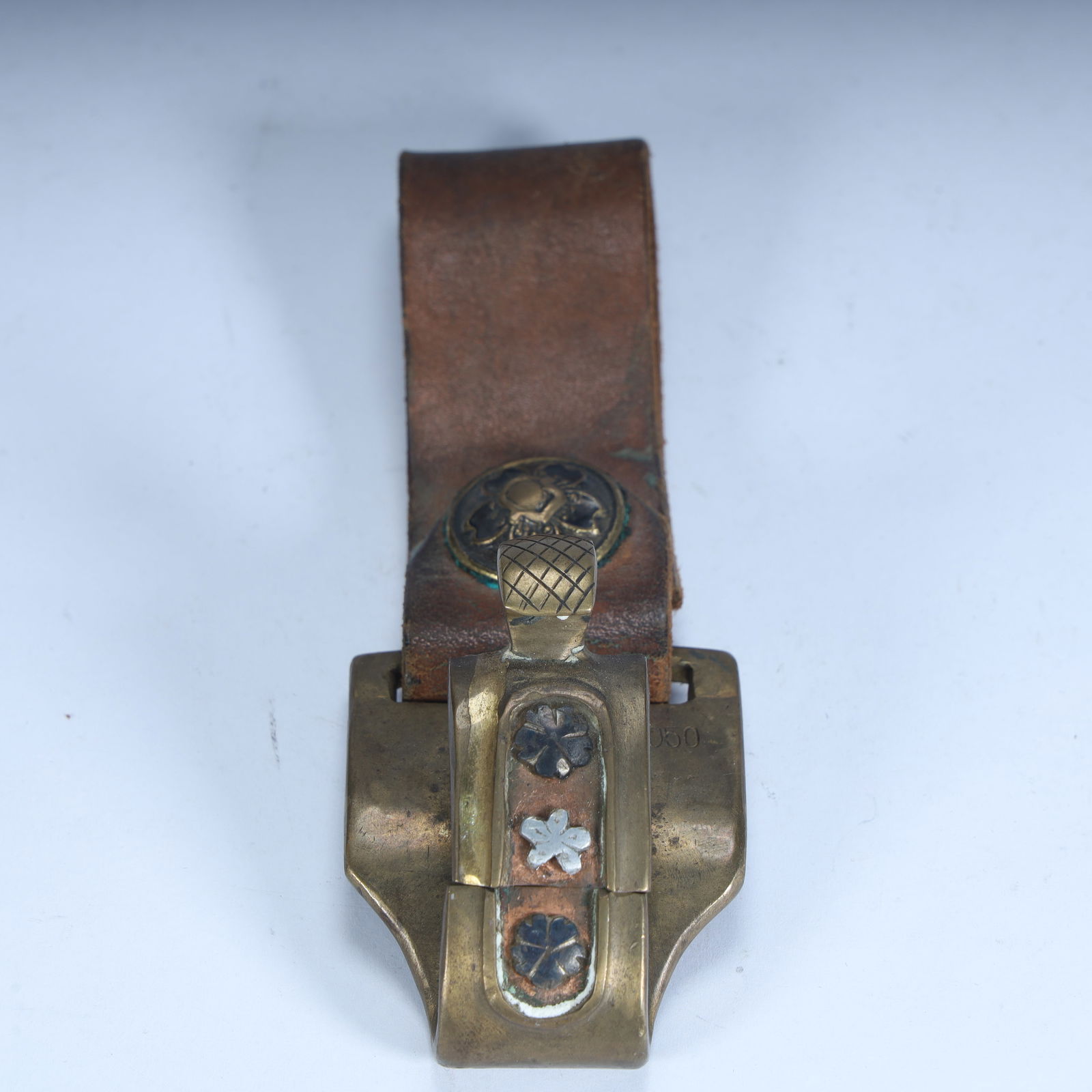 A Japanese officer during the Republic of China period hangs a bronze inlaid silver knife (1 of 10)