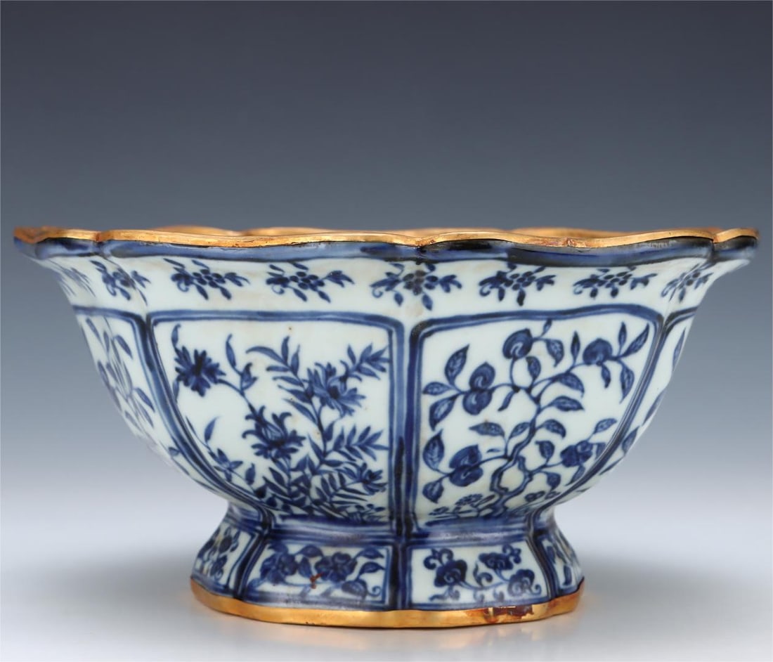 A blue and white-clad gold-carved diamond basin made in the Xuande era of the Ming Dynasty (1 of 9)